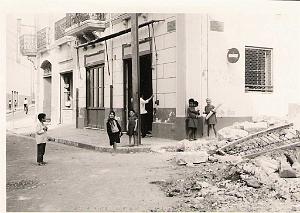 HOCHE PLACE  AU FOND A GAUCHE LA RUE DUFOUR